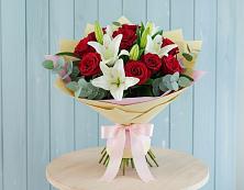 Букет цветов из:  Лилии и Розы в Пластун