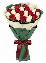 Букет Микс из красных и белых роз в Пластун