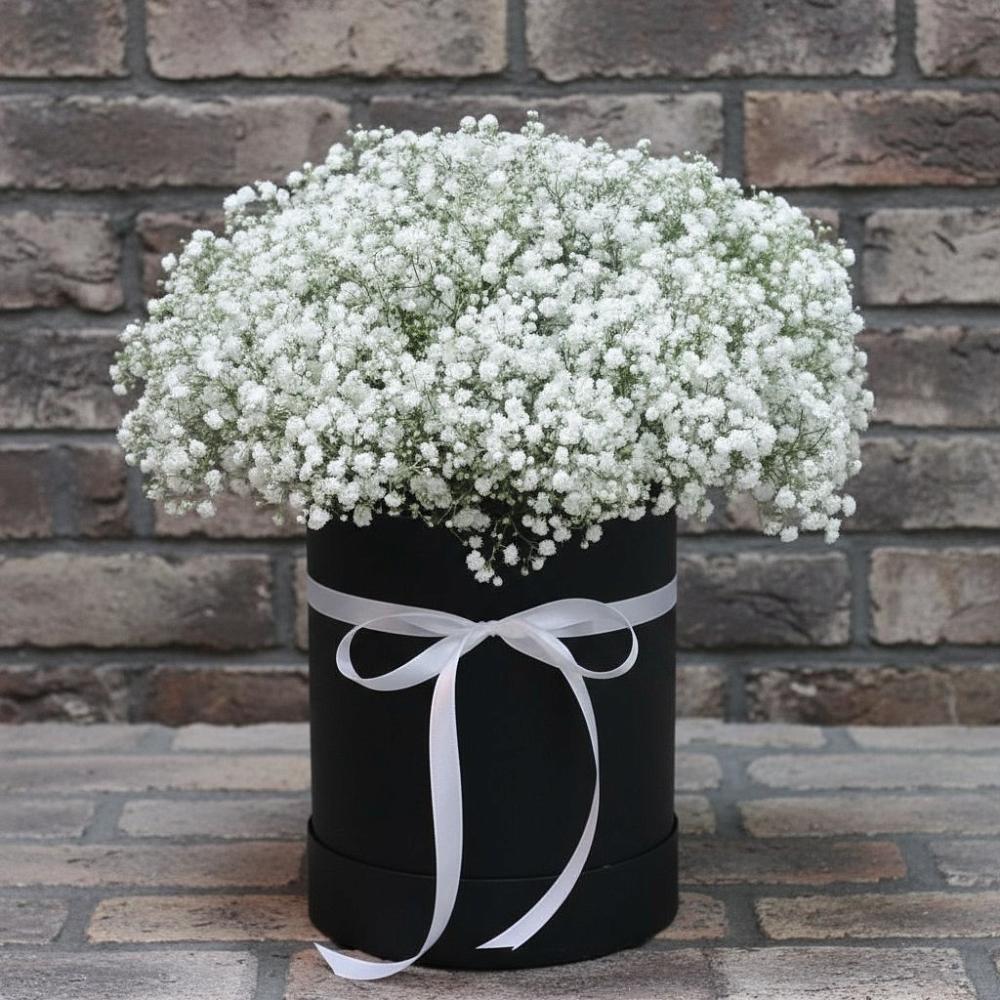 Цветочная композиция из Гипсофила в шляпной коробке в Пластун