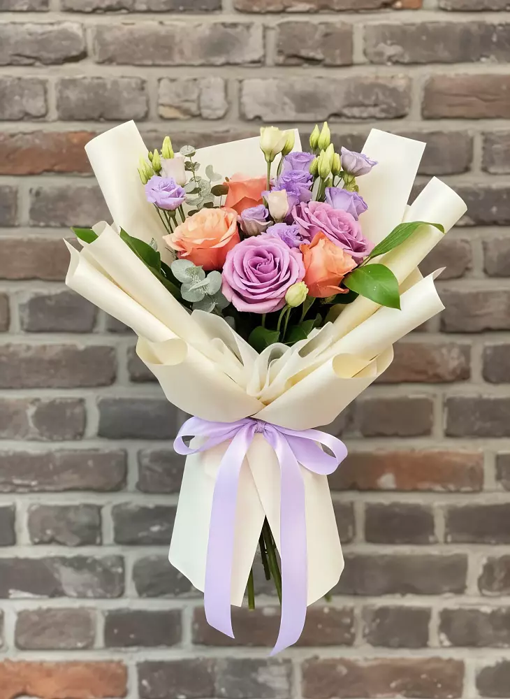 Букет цветов из: Лизиантусы и Розы в Пластун