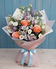 Букет цветов из:  Лизиантусы, Розы, Альстромерии и Гипсофила в Пластун