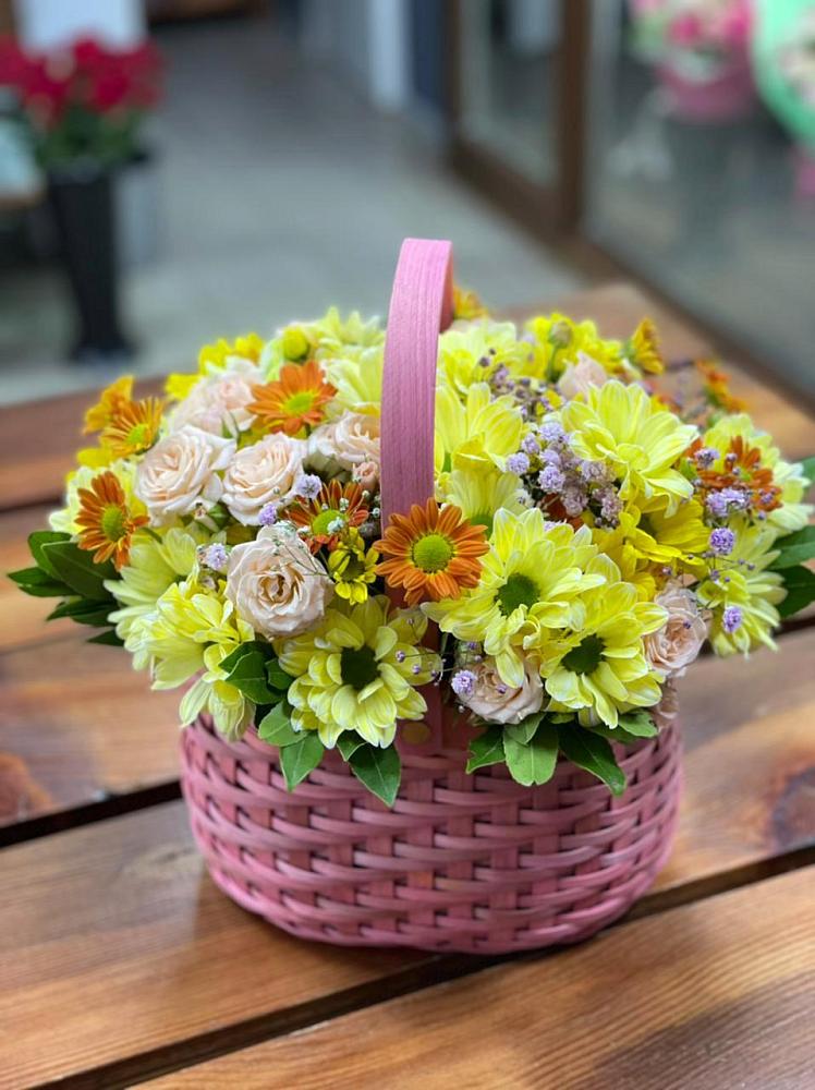 Цветочная композиция из Хризантемы и Розы в корзине в Пластун