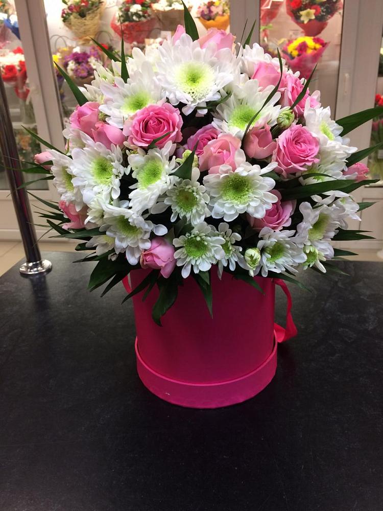 Цветочная композиция из Розы и Хризантемы в шляпной коробке в Пластун