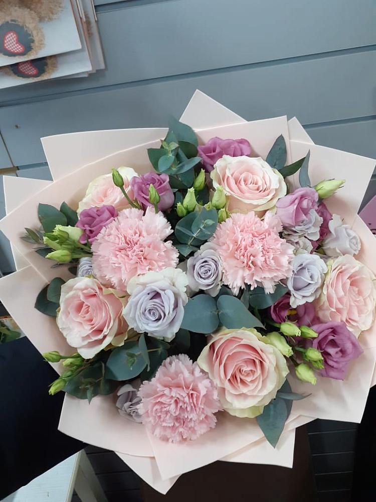 Букет цветов из: Розы, Гвоздики и Лизиантусы в Пластун